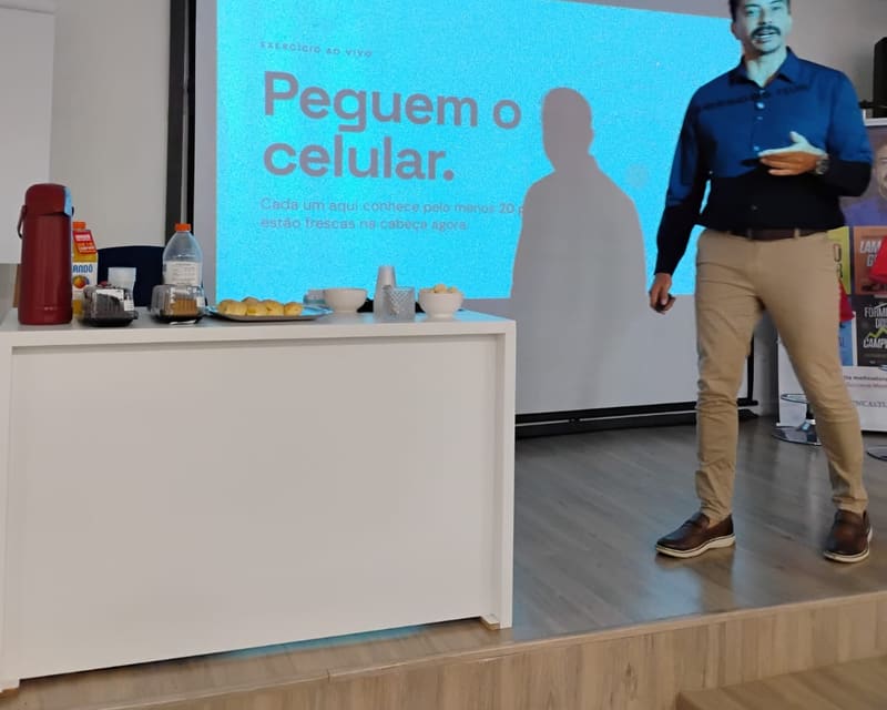 Maurílio Santana em uma sessão de mentoria com exercício ao vivo
