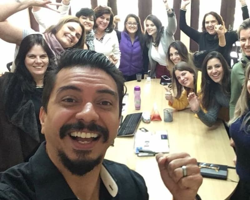 Maurílio Santana com um grupo de mentoradas comemorando
